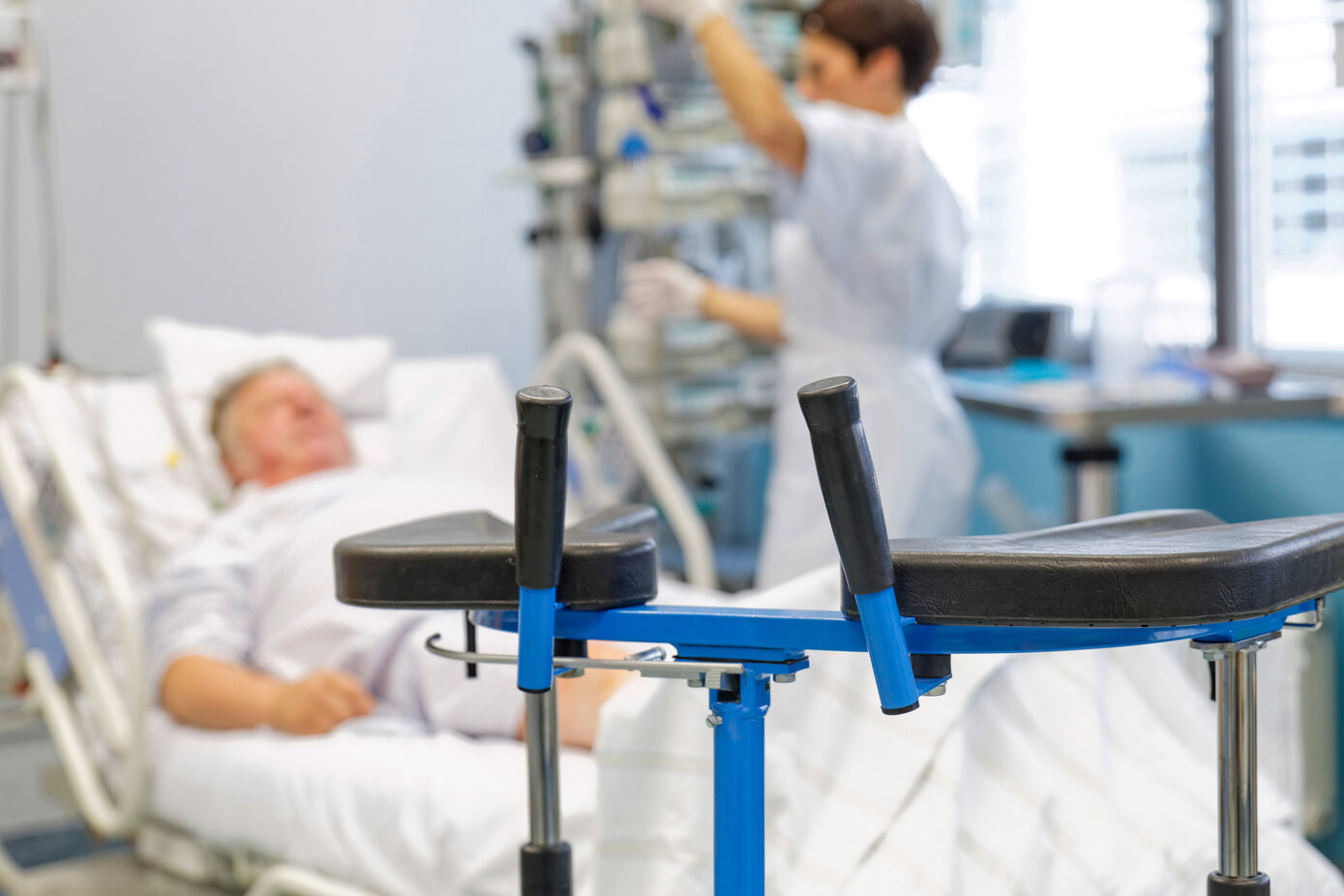 Physiotherapy-based rehabilitation on the ICU. The team behind a health services-based research study into the long-term sequelae of sepsis call for sepsis-specific care concepts.
© Anna Schroll/UKJ