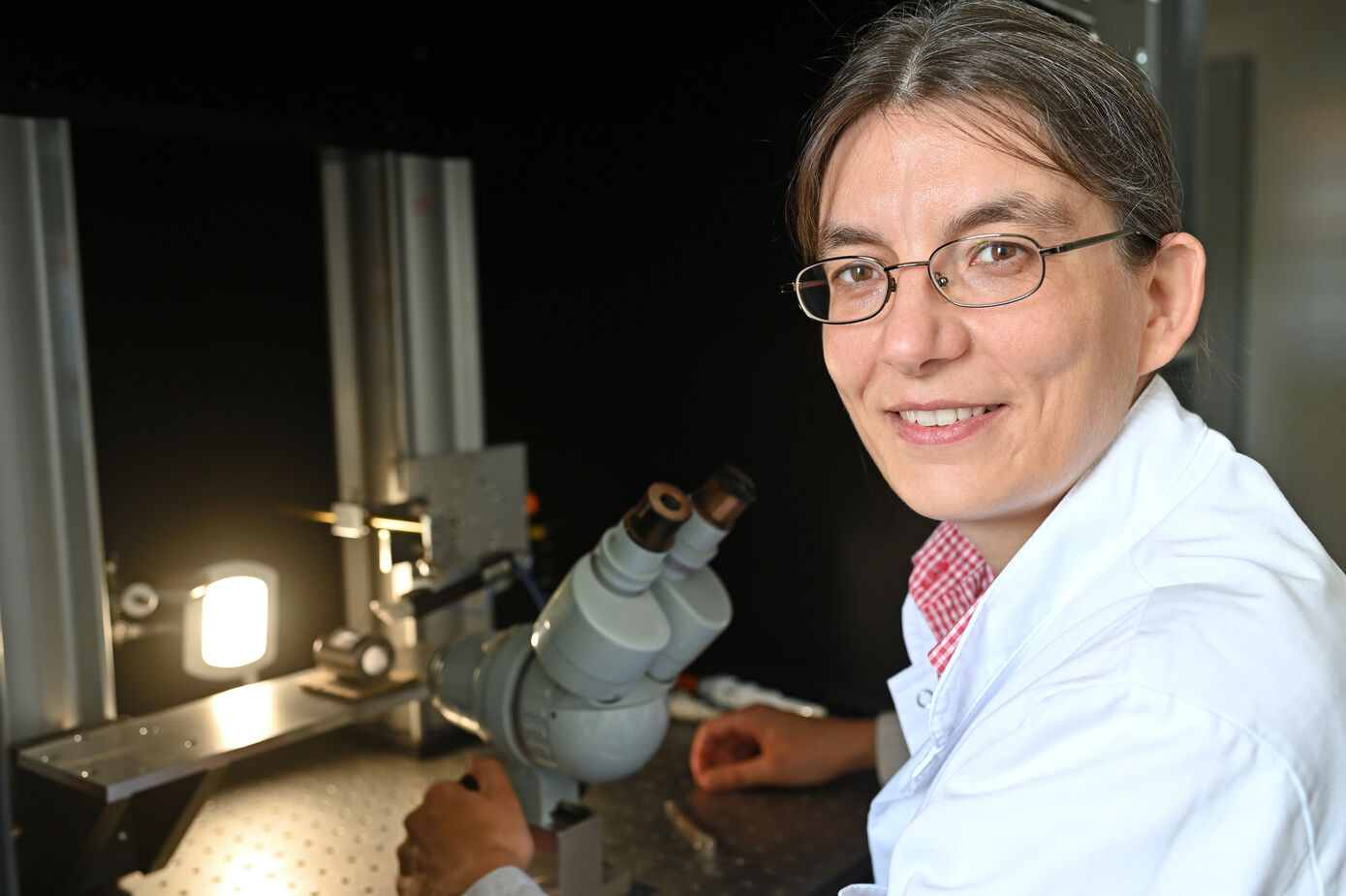 Als Heisenbergprofessorin am Universitätsklinikum Jena erforscht Indra Schröder die Biophysik von Ionenkanälen. Foto: Michael Szabó/UKJ
