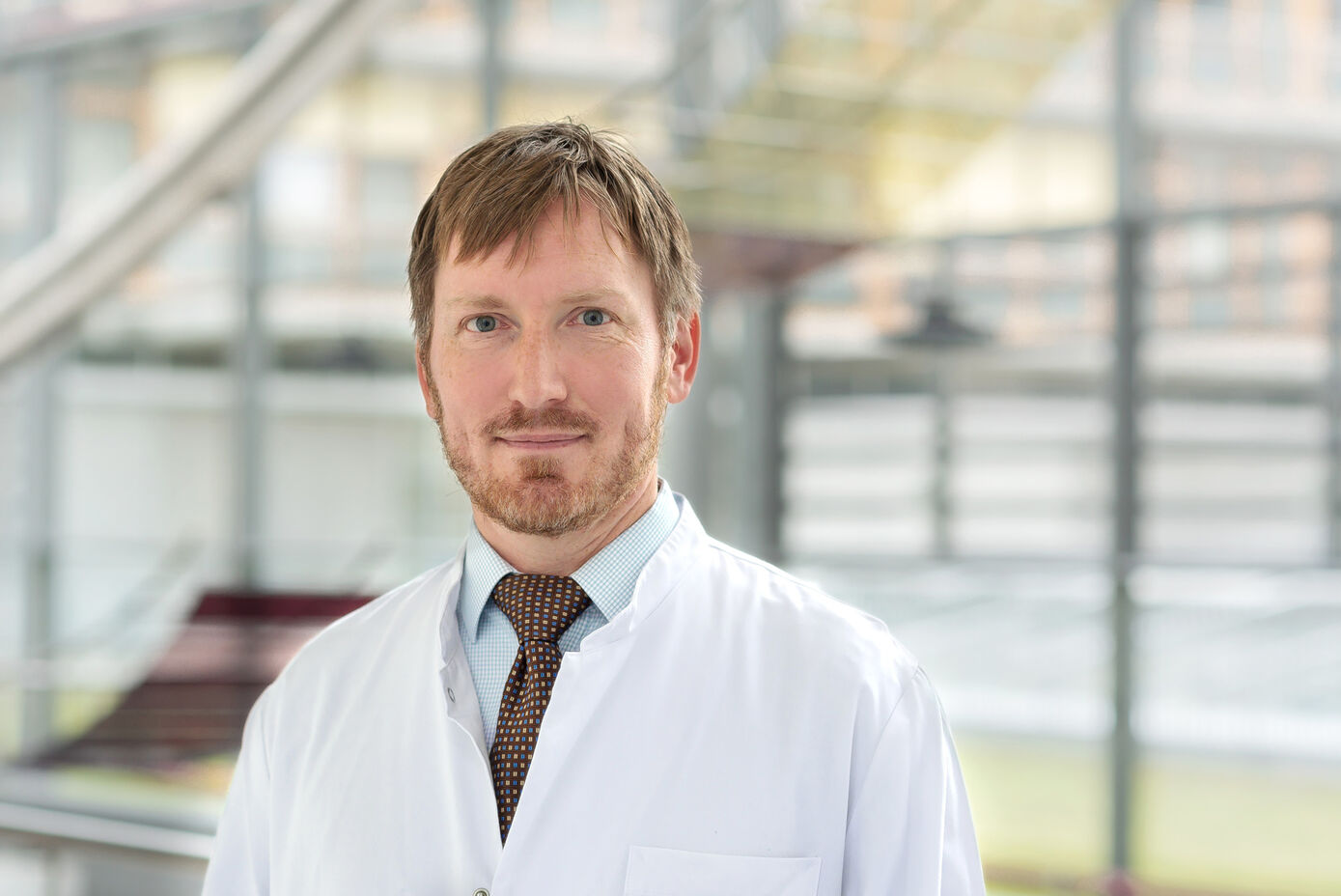 Als neuer Professor für Translationale Infektionsforschung am UKJ untersucht Sebastian Weis in Labor und Klinik, wie schwere Infektionen den Gewebestoffwechsel verändern. Foto: UKJ