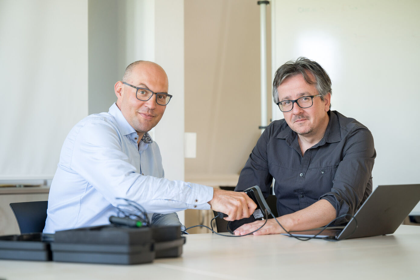 PD Dr. Gerd Wagner (UKJ, li.) und Prof. Fabrice Jollant (Université de Paris, re.) untersuchen die neuronalen und kognitiven Veränderungen bei Menschen, die einen Suizidversuch unternommen haben.
Foto: Heiko Hellmann/UKJ
