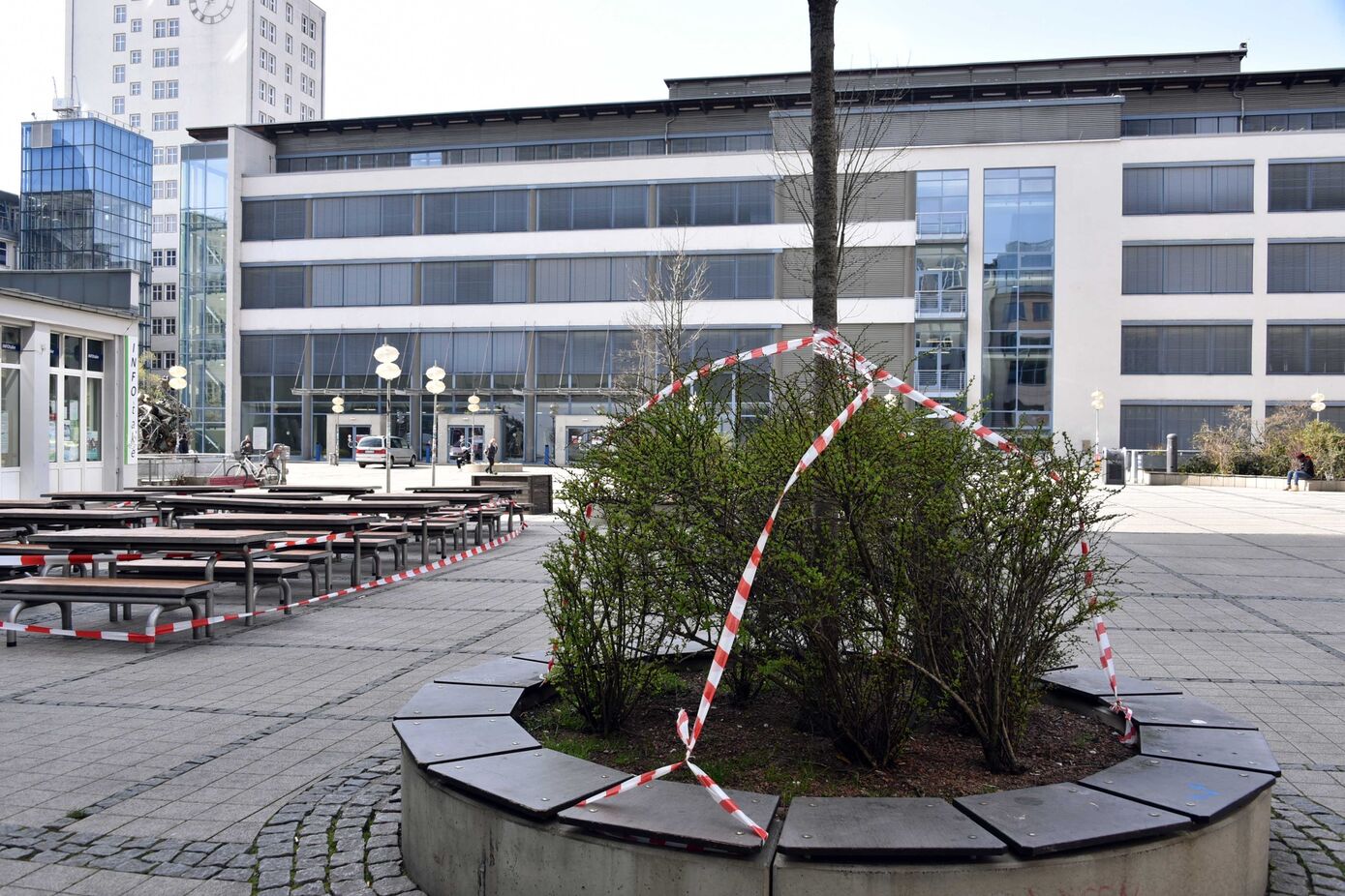 Gesperrte Sitzbänke auf dem Campus der Uni Jena im Frühjahr 2020. Extrovertierte Menschen litten nachweislich unter dem sozialen Stress des Lockdowns.
Foto: Anne Günther/FSU Jena
