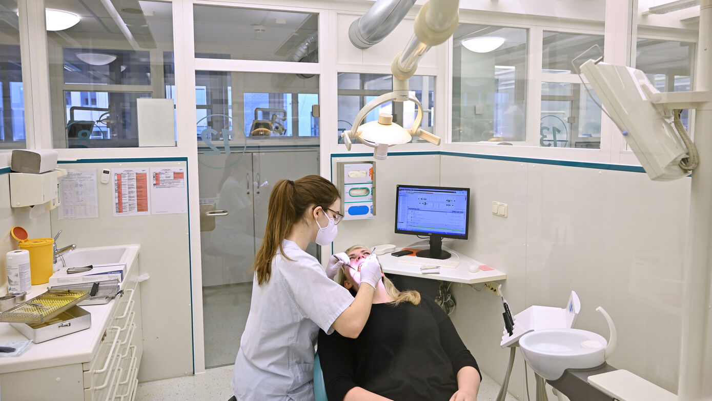 Behandlungssaal in der Uni-Zahnklinik wiedereröffnet – Umbauten und ein strenges Hygienekonzept schaffen sichere Bedingungen für Patienten, Studierende und die betreuenden Fachzahnärzte. Foto: Michael Szabó/UKJ