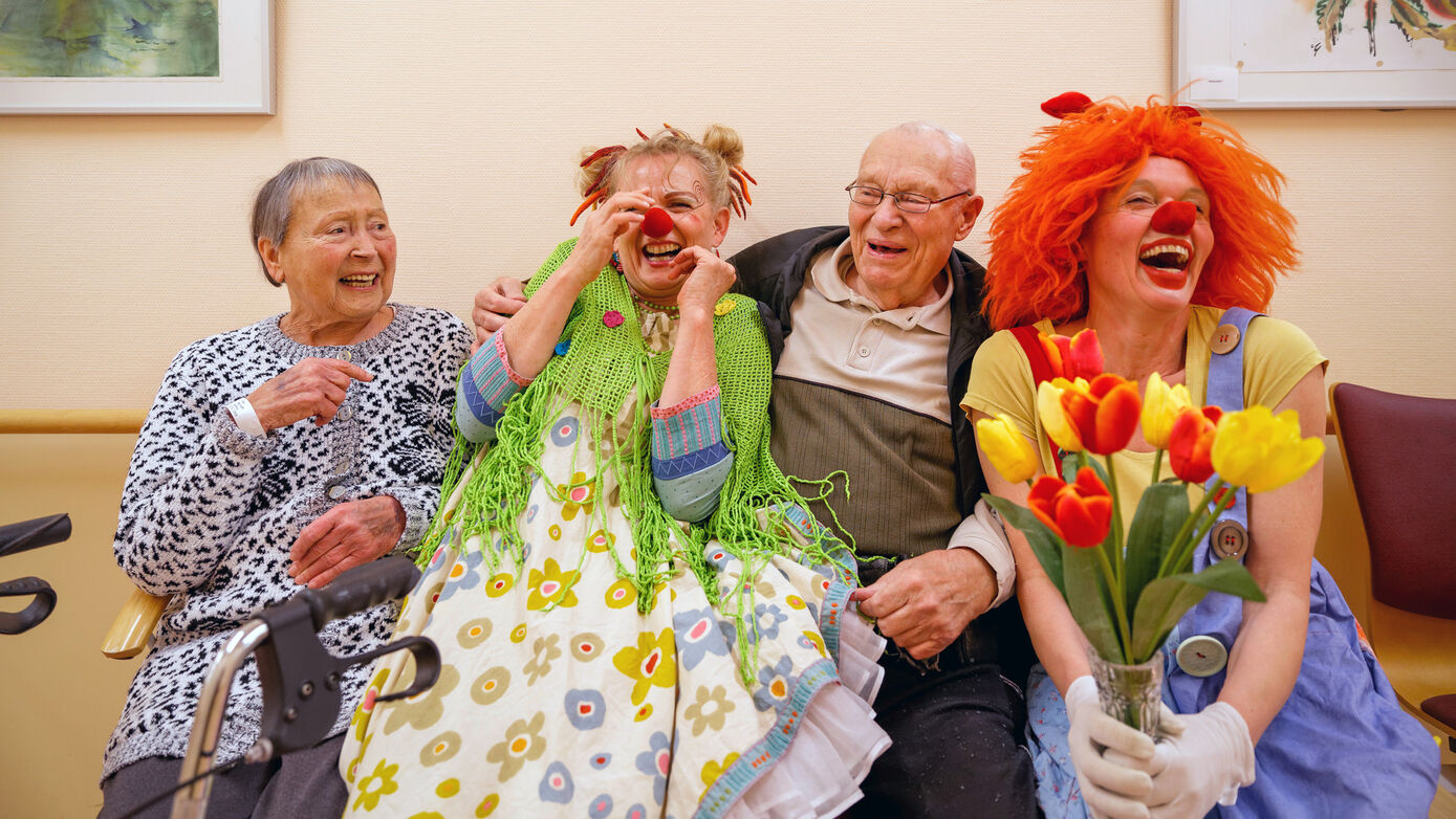 Jenaer Metastudie bestätigt positive Effekte therapeutischen Lachens, hier mit Clowns in der geriatrischen Tagesklinik des Universitätsklinikums Jena. 
Foto: Anna Schroll/UKJ