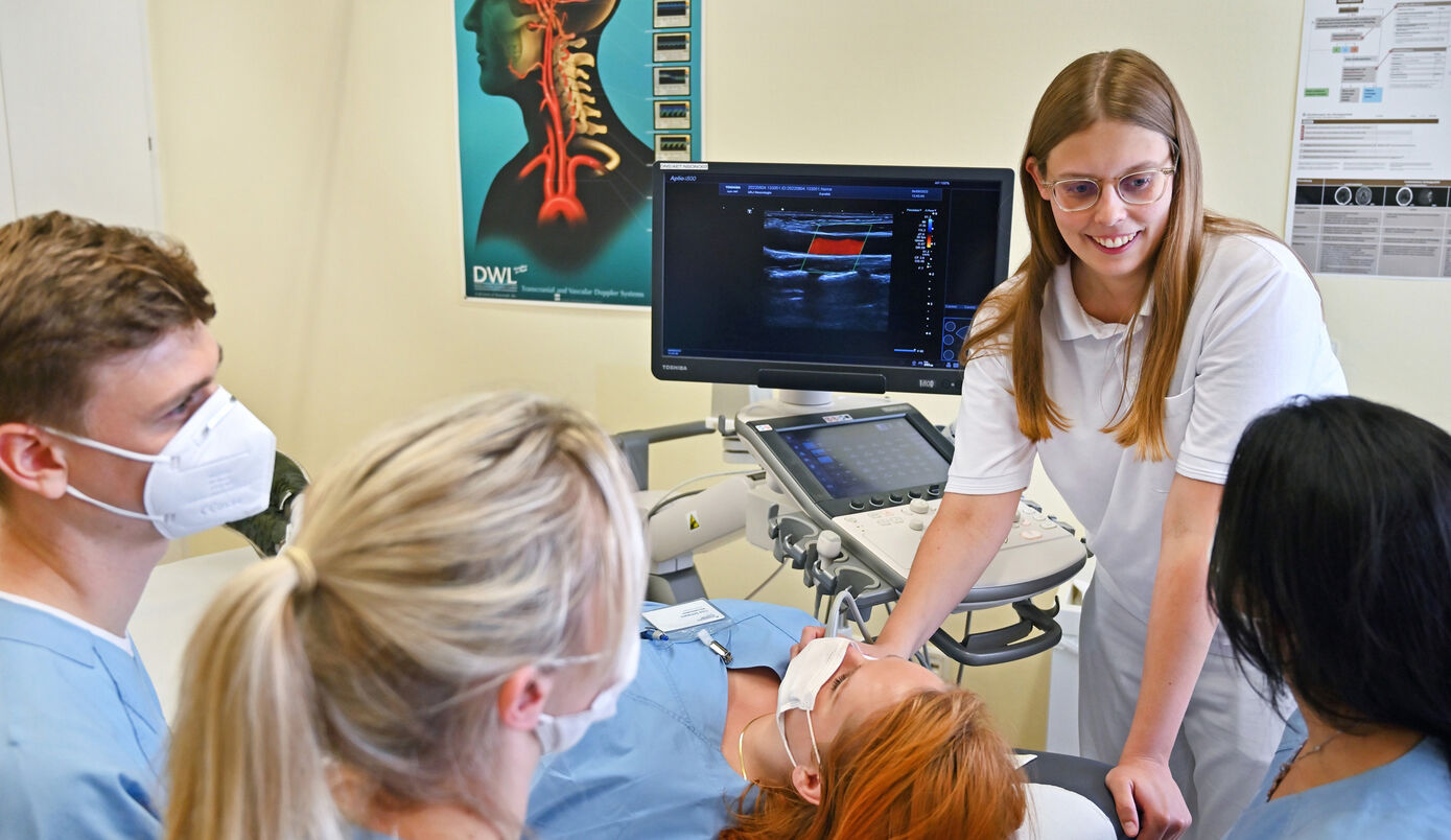 Die Neurologin Dr. Denise Schaller entwickelt mit Förderung durch ein Fellowship für digitale Lehre ein Neurologie-Modul im Medizinstudium.
Foto: Michael Szabó/Universitätsklinikum Jena
