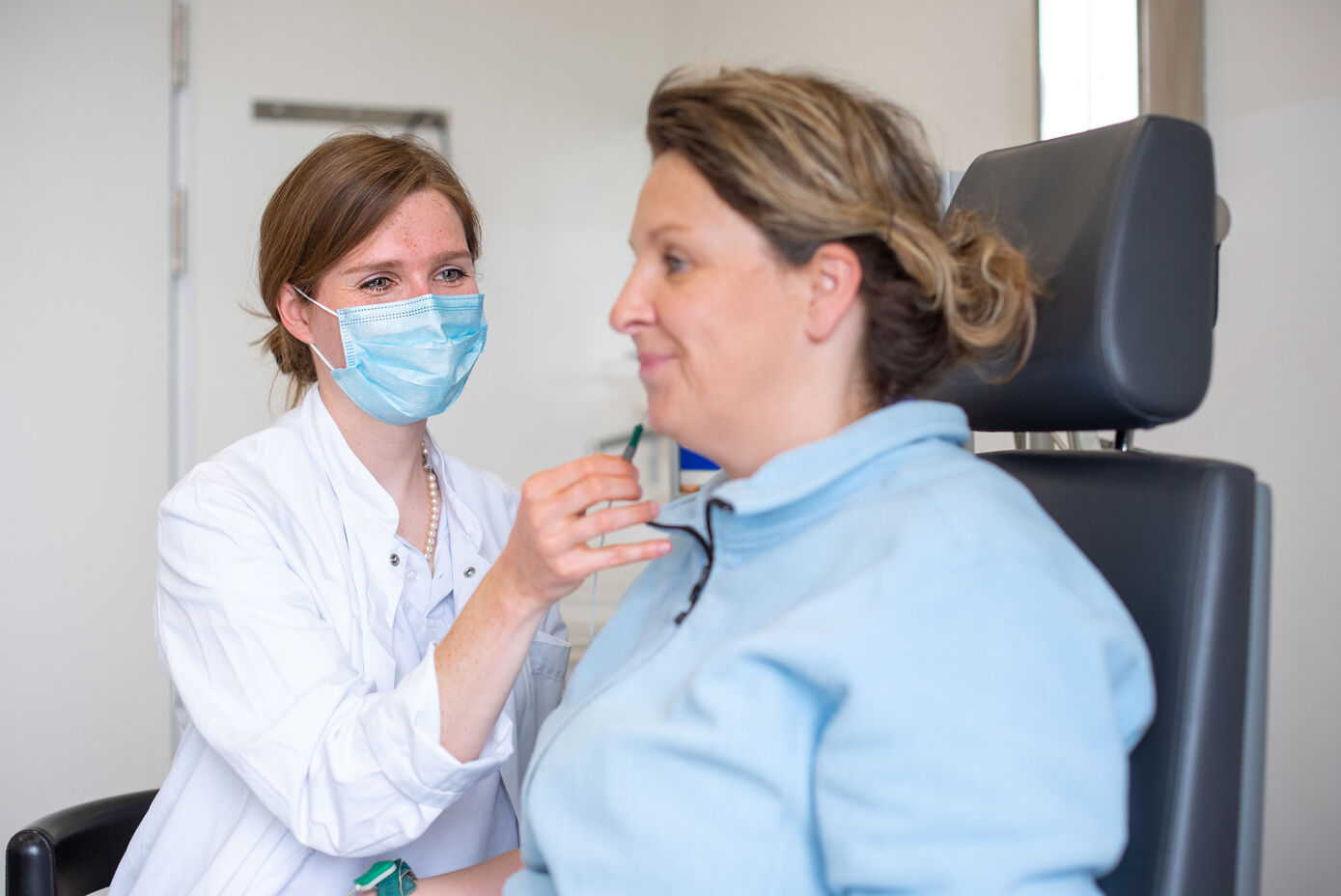 Dr. Maren Geitner (l.) ist seit Mai 2021 OrganAge-Kollegiatin. Die Ärztin der HNO-Klinik des UKJ erforscht die strukturellen und funktionellen Veränderungen mimischer Muskulatur bei Lähmung und Alterung.