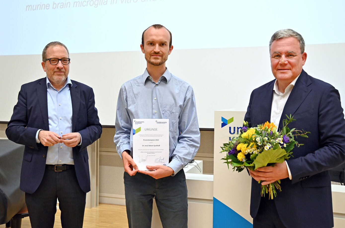 Dr. med. Robert Spalthoff wurde von Dekan Prof. Dr. Thomas Kamradt (l.) und UKJ-Fördervereinsvorsitzenden PD Dr. Dr. Michael Kiehntopf (r.) mit einem Fakultätspromotionspreis der Medizin ausgezeichnet.
Bildquelle: Michael Szabó/UKJ