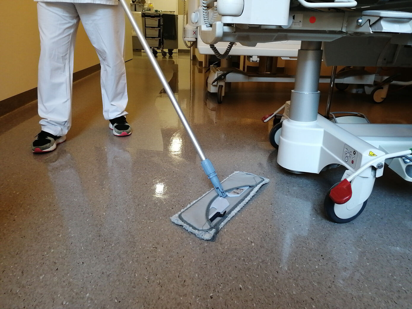 Ein Forschungsteam aus Jena und Berlin untersuchte den Einfluss verschiedener Reinigungsregimes auf Menge, Vielfalt und Resistenzen der Bakterien auf den Oberflächen in Klinikzimmern. 
Foto:  Uta von der Gönna/UKJ
