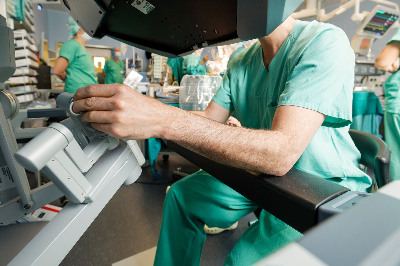 Ein Forschungsteam an Uniklinikum Jena, Universität Jena und TU Ilmenau entwickelt mit Förderung der Carl-Zeiss-Stiftung ein sensorbasiertes Unterstützungssystem für die Tumorchirurgie. 
Foto: UKJ/Anna Schroll