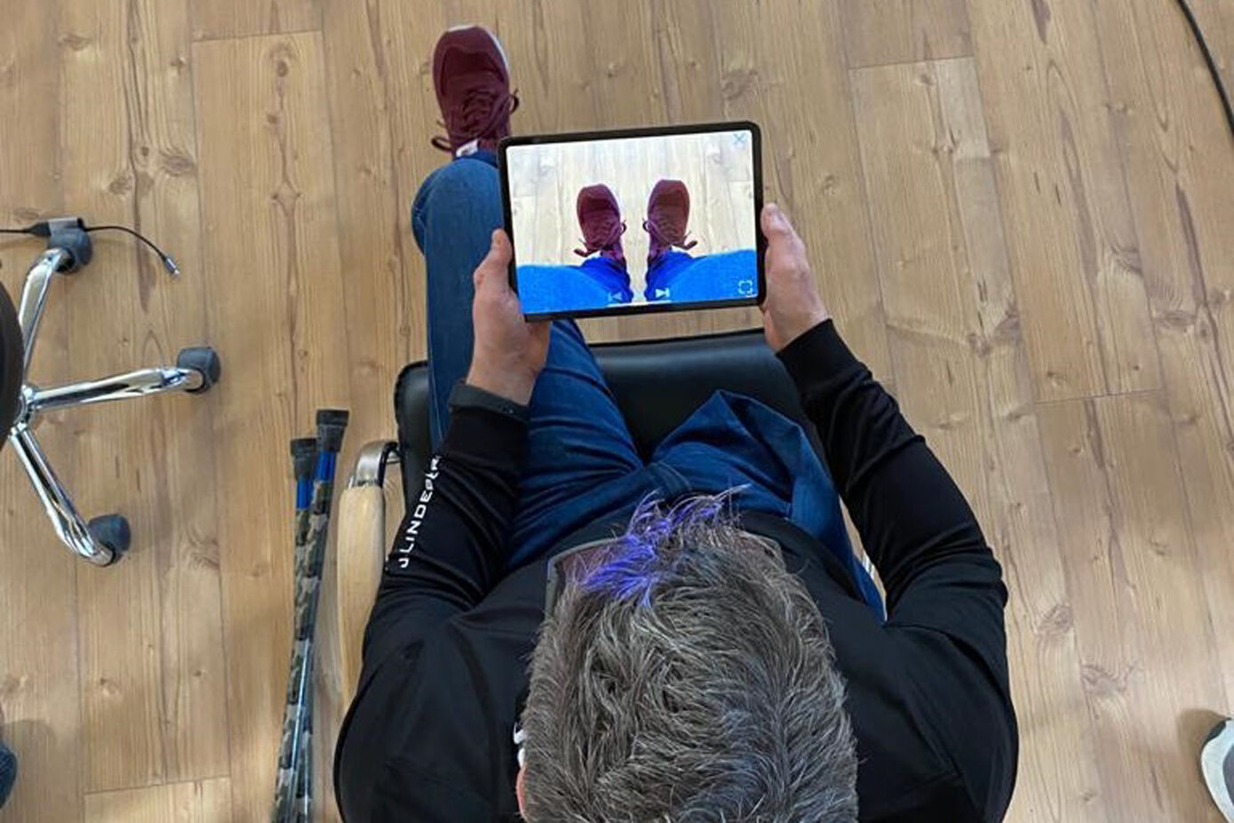 Mirror therapy can be used to reduce pain in phantom limb pain. The app used in the PAMELA project enables mirror therapy via the camera function of a tablet or smartphone, in addition to other therapeutic approaches. Photo: Routine Health GmbH