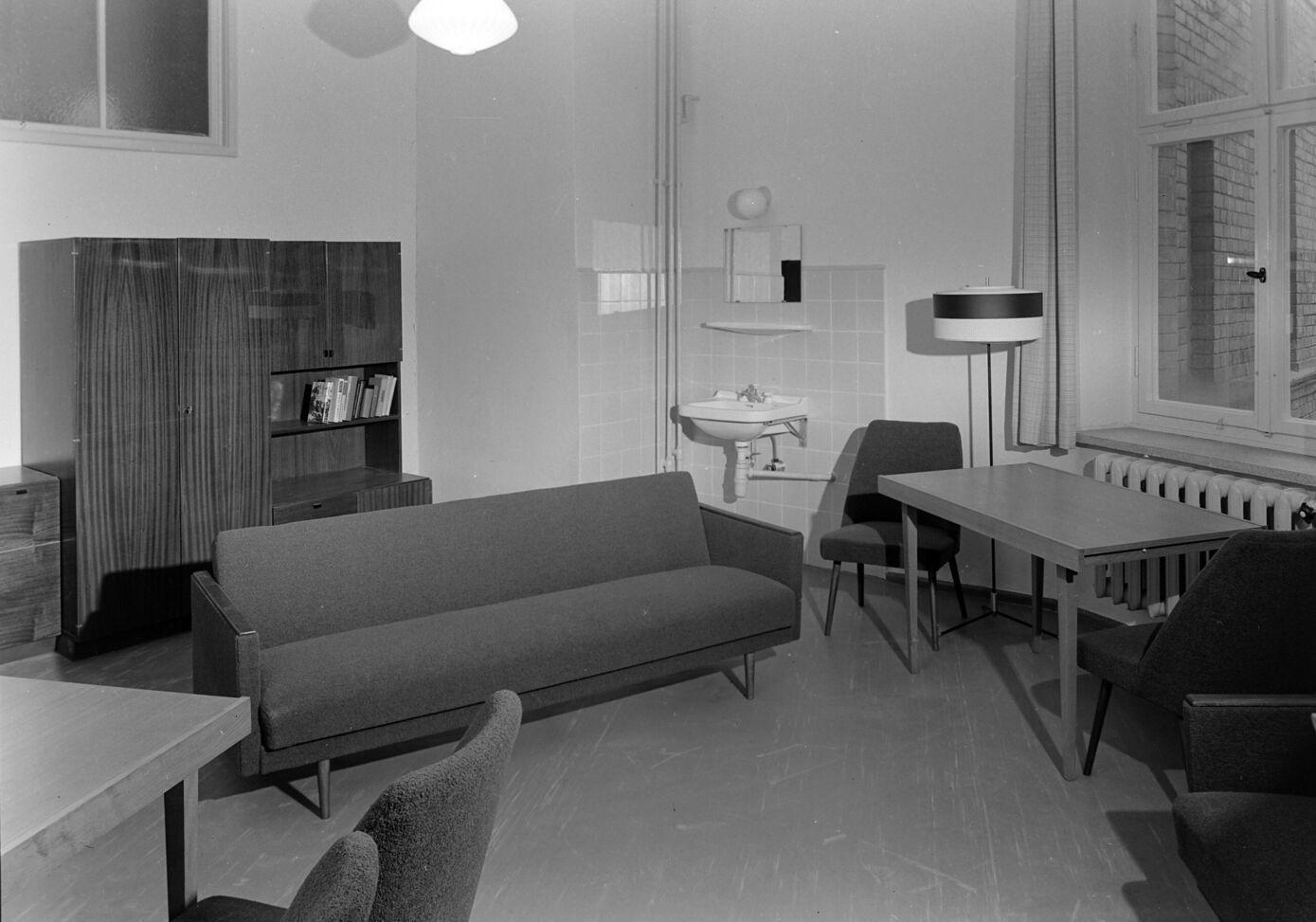 Ein vom Uniklinikum Jena koordinierter Verbund erforscht die Rolle von Psychotherapie und Psychiatrie in der DDR. Dafür werden Personen gesucht, die damals Psychotherapie erhalten haben.
Bildquelle: Fotoarchiv FSU Jena