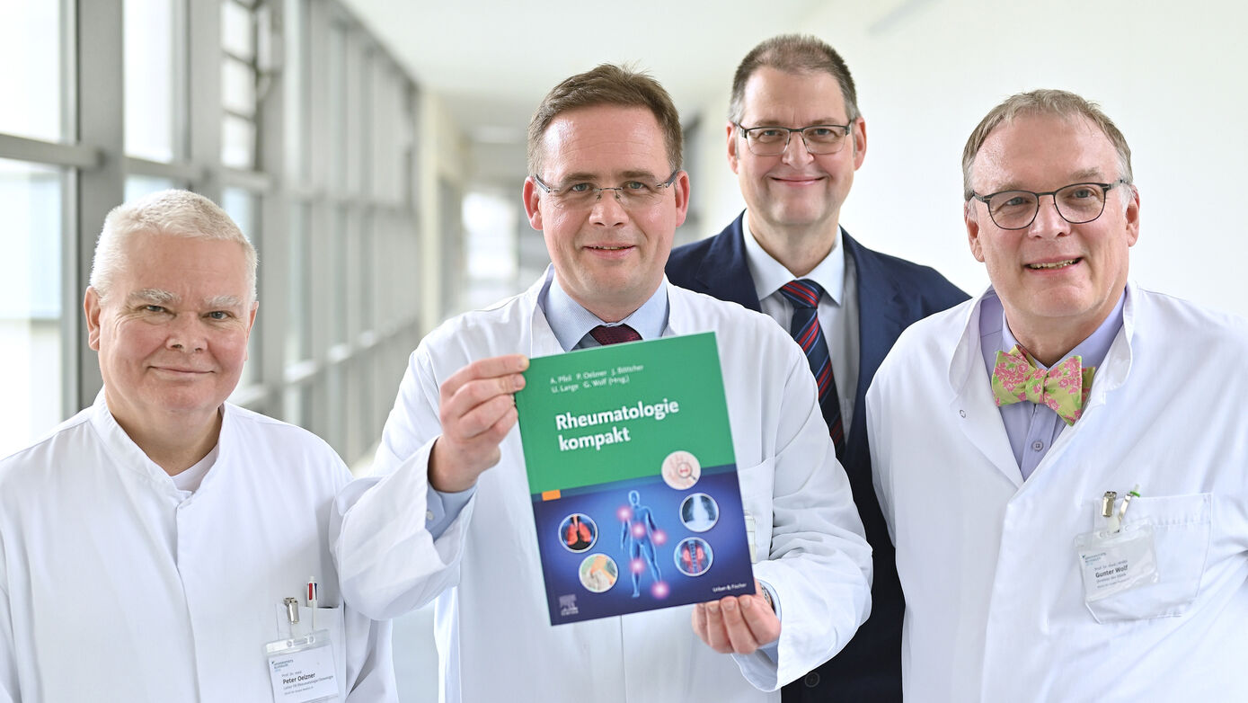 Herausgeberteam um Prof. Dr. Peter Oelzner, Prof. Dr. Alexander Pfeil, und Prof. Dr. Joachim Böttcher und Prof. Dr. Gunter Wolf, MHBA, (v.l.) vom Universitätsklinikum Jena legt kompaktes Handbuch zur Rheumatologie vor. Foto: Michael Szabó/UKJ