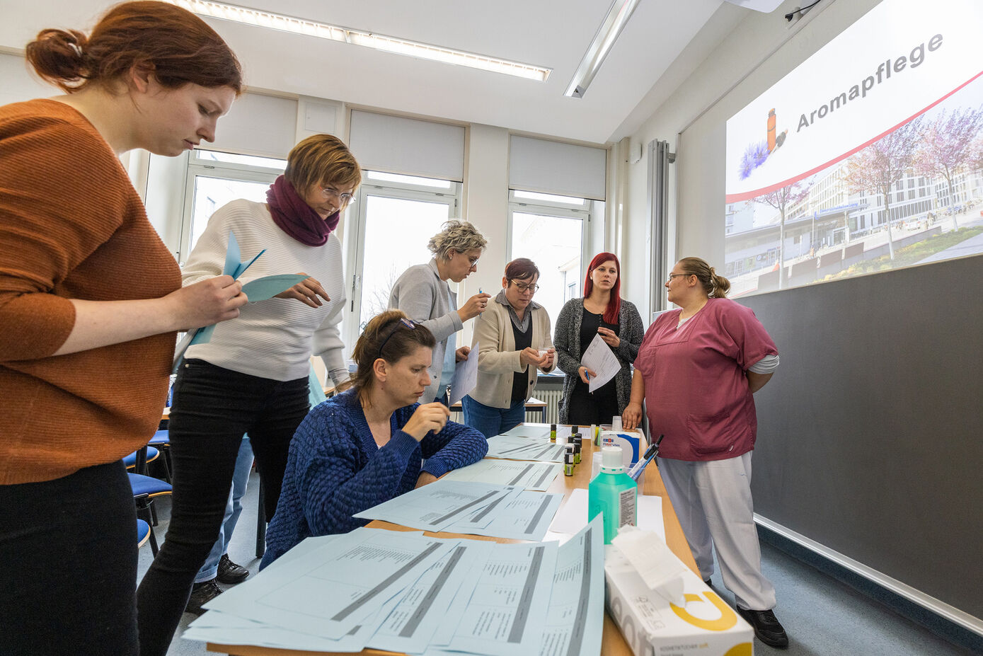 Beim 1. Onkologischen Pflegetag in Leipzig konnten die Teilnehmer bei verschiedenen Workshops, beispielsweise zum Thema Aromatherapie, auch selbst aktiv werden. Foto: Stefan Straube/ UKL