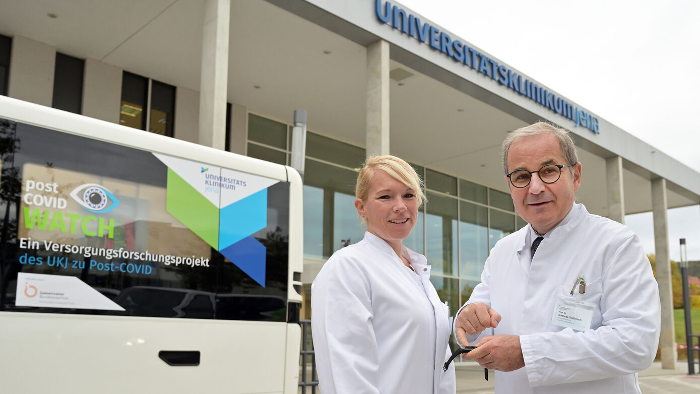 Der Bus des WATCH-Projektes fährt als mobile Post-COVID-Ambulanz durch Thüringen, insbesondere im ländlichen Raum. Koordiniert wird das Projekt am Universitätsklinikum von Prof. Dr. Andreas Stallmach (r.) und Dr. Christina Lemhöfer.
Foto: Michael Szabó/UKJ
