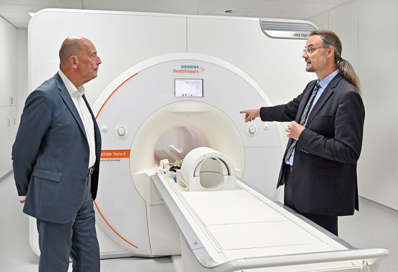 Der Thüringer Wissenschaftsminister Wolfgang Tiefensee (l.) und Prof. Dr. Martin Walter, Direktor der Klinik für Psychiatrie und Psychotherapie am UKJ vor dem neuen 7-Tesla-MRT, das für klinische Studien zur psychischen Gesundheit eingesetzt wird.
Foto: Michael Szabó/UKJ
