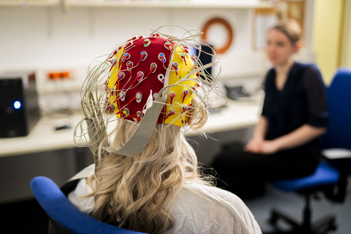 Moderne EEG-Messung in der neuropsychologischen Forschung. Foto: Jacob Schröter / dpa