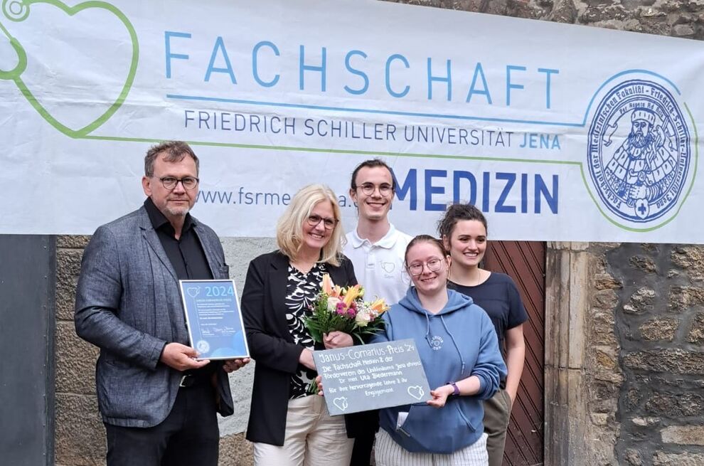 Die Fachschaft Medizin zeichnete die Anatomin Dr. Uta Biedermann (2.v.l.) mit dem Lehrpreis 2024 aus. Foto: Fachschaft