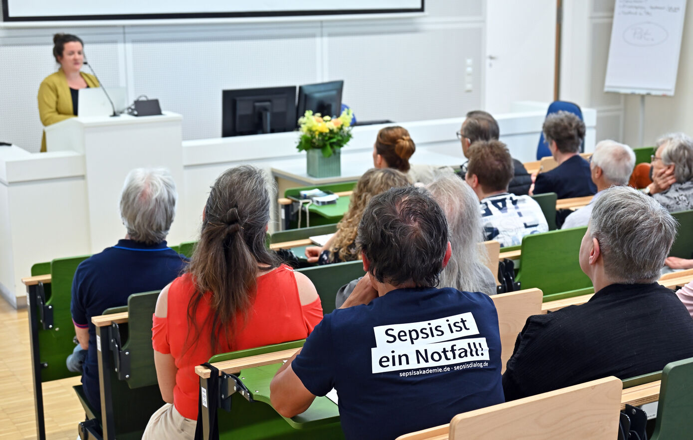 Das MSC-Abschlusstreffen mit etwa 50 Teilnehmenden, Angehörigen und Studienteam machte das große Engagement aller Beteiligten noch einmal deutlich (am Pult Erstautorin Carolin Fleischmann-Struzek). 
Foto: M. Szabó/UKJ  
