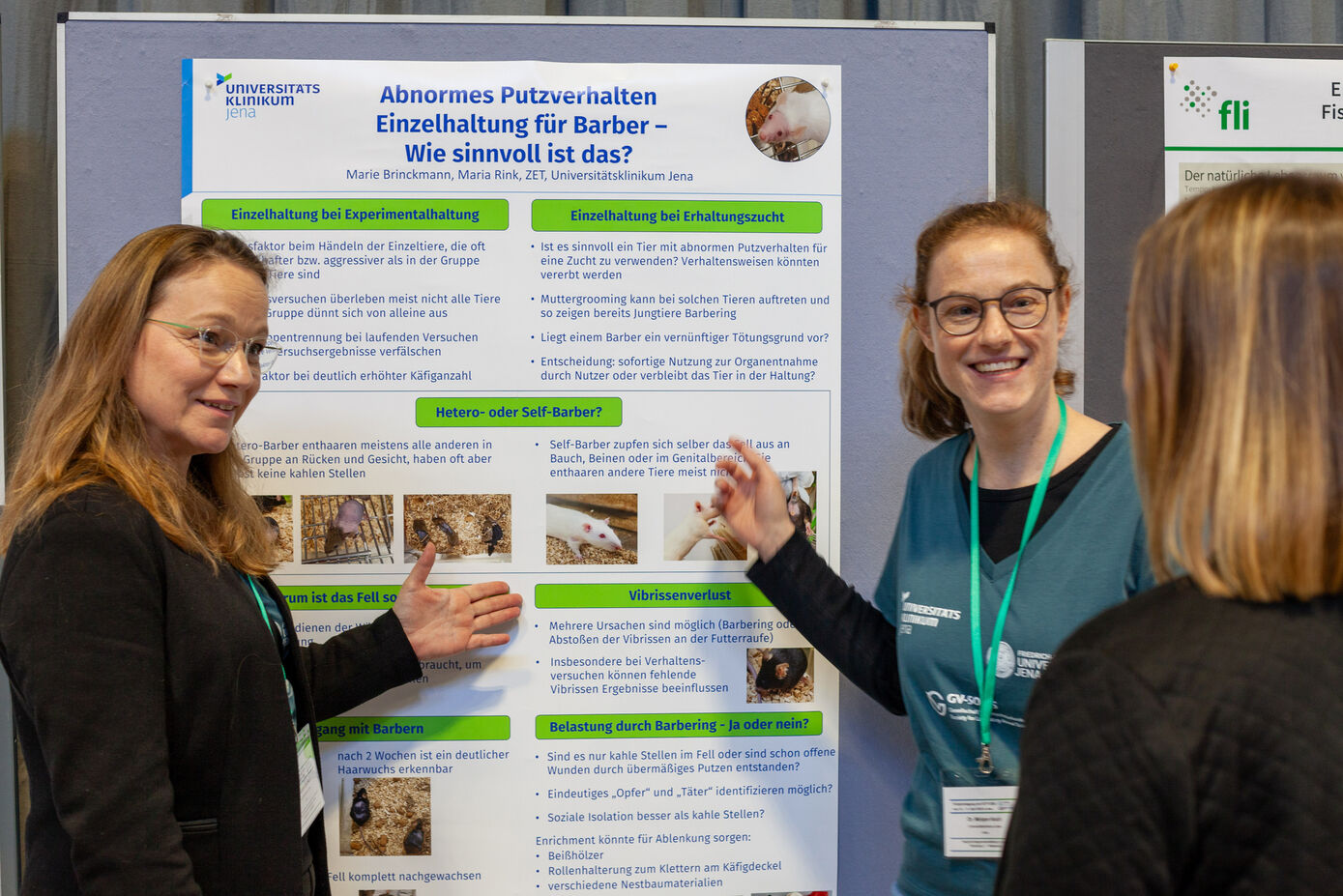 Dr. Sabine Bischoff (l.) und Dr. Mirijam Koch von der Stabsstelle Tierschutz des UKJ informieren über die Versuchstierhaltung und die Regularien der tierexperimentellen Forschung.
Foto: Henry Bache/UKJ