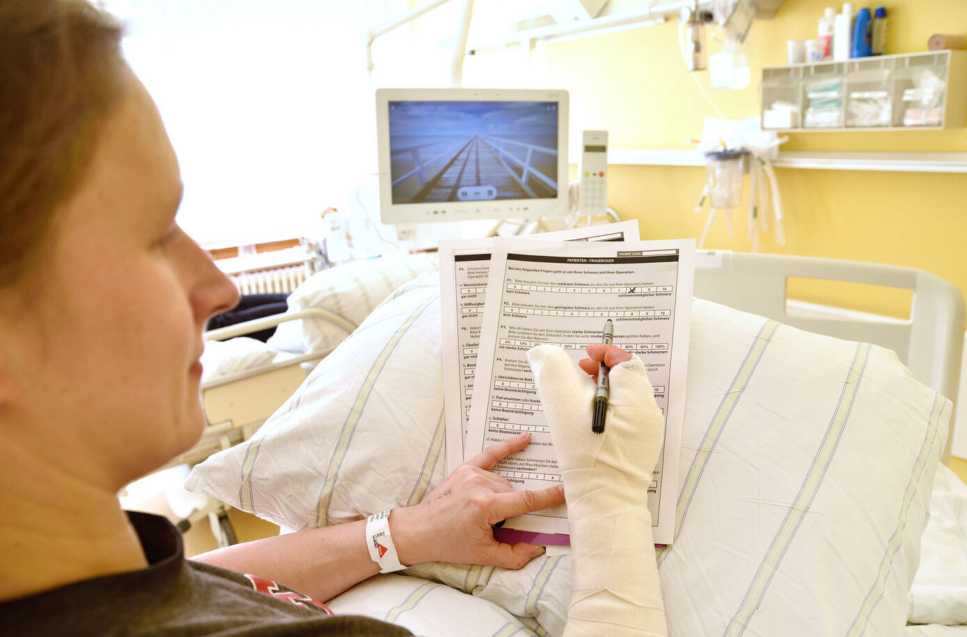 Patienten geben Übelkeit als belastende Nebenwirkung nach Operationen an. Das Risiko dafür variiert stark mit der Art des Eingriffs, zeigt eine aktuelle Auswertung des Jenaer QUIPS-Registers.
Foto: Michael Szabó/UKJ
