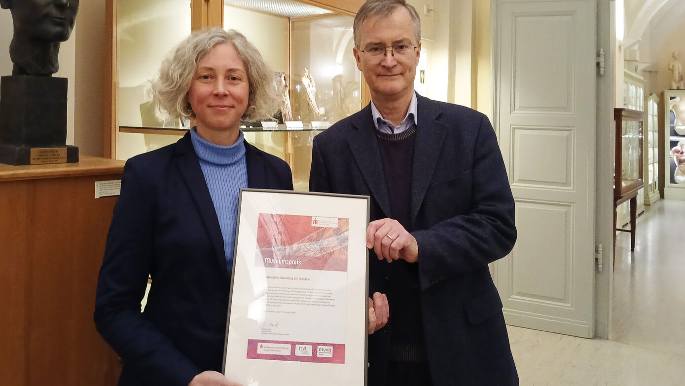 Das Team der Anatomischen Sammlung, Dr. Ulrike Lötzsch (l.) und Prof. Christoph Redies wurde mit einem Förderpreis des Museumspreises 2024 ausgezeichnet. Foto: UKJ