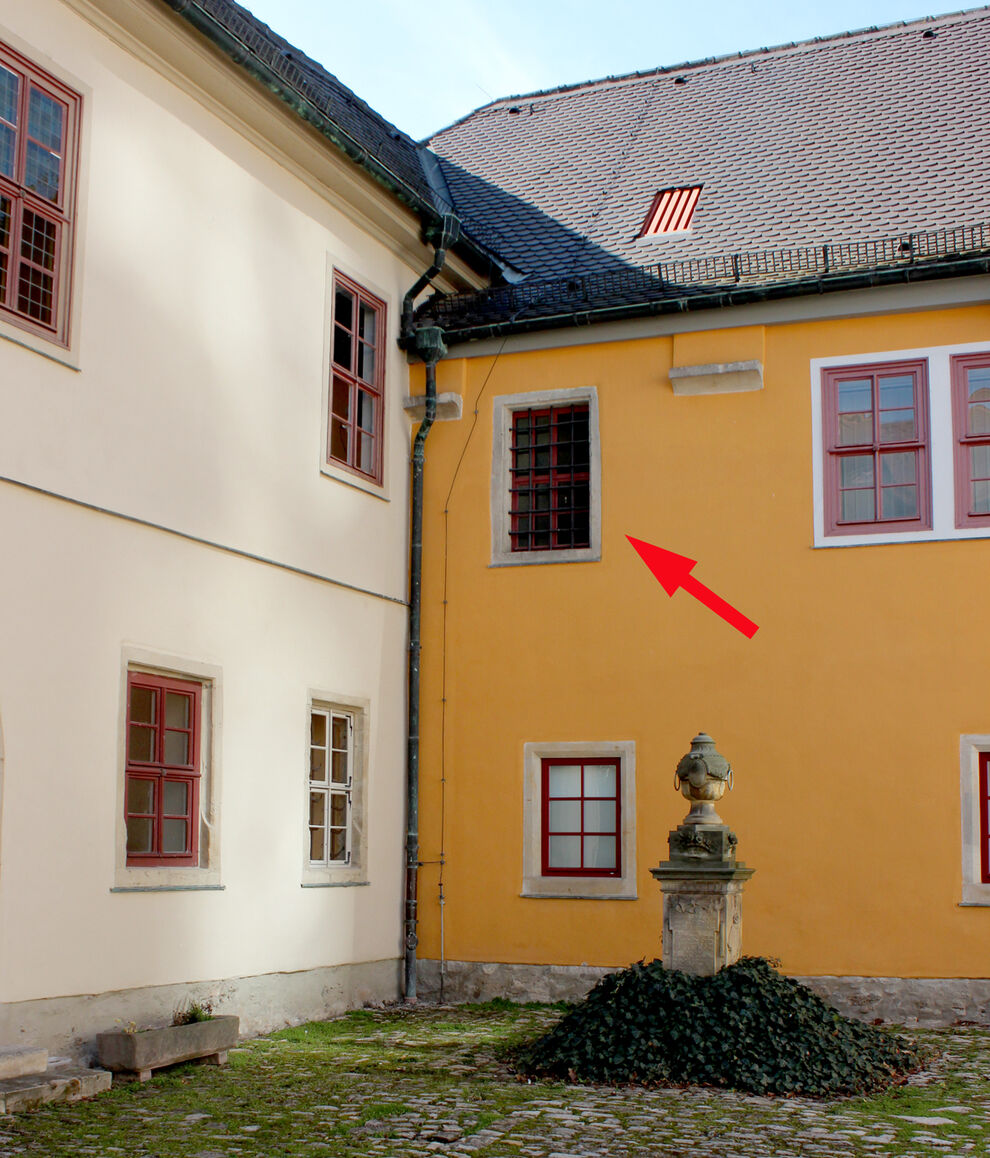 Abbildung 2. Vergittertes Fenster des historischen Karzers (roter Pfeil), vom Kollegienhof aus gesehen. Photo: © C. Redies, Uniklinikum Jena