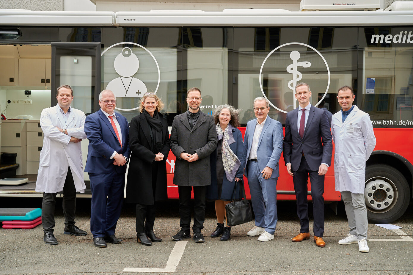 Besuch des WATCH-Busses
v.l. PD P. Reuken, Prof. O. Witte, J. Pirscher, Dr. T. Nitzsche, Dr. R. Loskill, Prof. A. Stallmach, RD C. Thiel, Dr. R. Hamand
Foto: Hellmann/UKJ