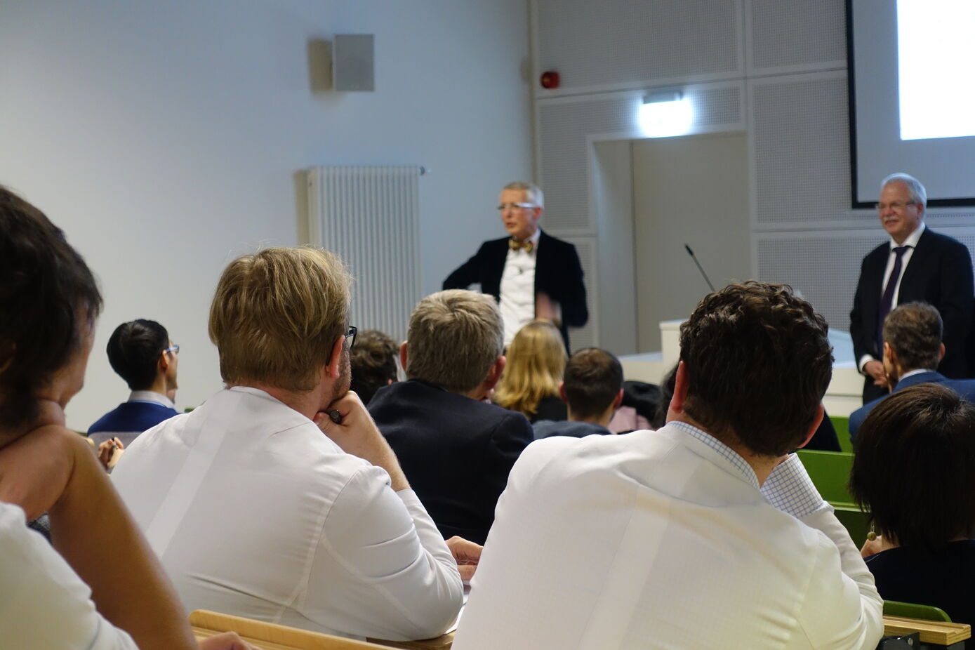 Im Anschluss an den Vortrag fand eine abwechslungsreiche Diskussion statt. Foto: V. Voltersen/ UKJ
