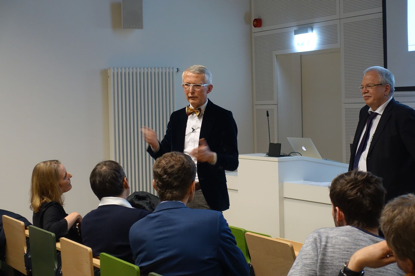 Im Anschluss an den Vortrag fand eine abwechslungsreiche Diskussion statt. Foto: V. Voltersen/ UKJ