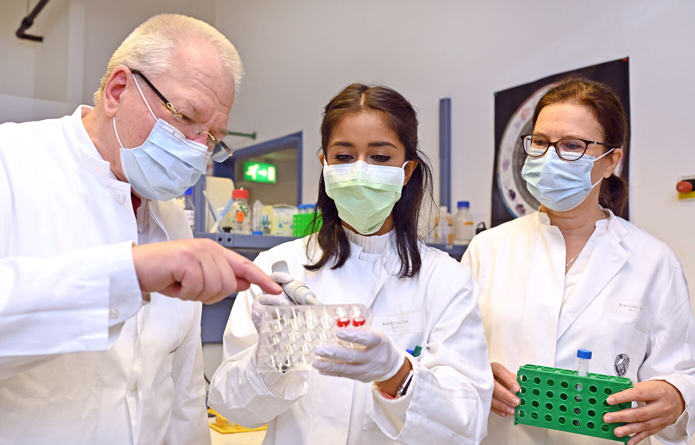 In the EU network SmartAge, which is coordinated by Prof. Dr. Otto W. Witte (left) and Dr. Christiane Frahm (right) at the UKJ, early-stage researchers such as Nayana Gaur (center) will study the communication between the intestinal flora and the brain in aging. Picture credits: Michael Szabó/Jena University Hospital 