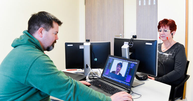 Biofeedback-Therapie – unter Anleitung von Ergotherapeut Hendrik Möbius trainiert Patientin
Sieglinde Strobel am Laptop Gesichtsbewegungen, dabei wird die Muskelaktivität gemessen.
Foto: Zeiß