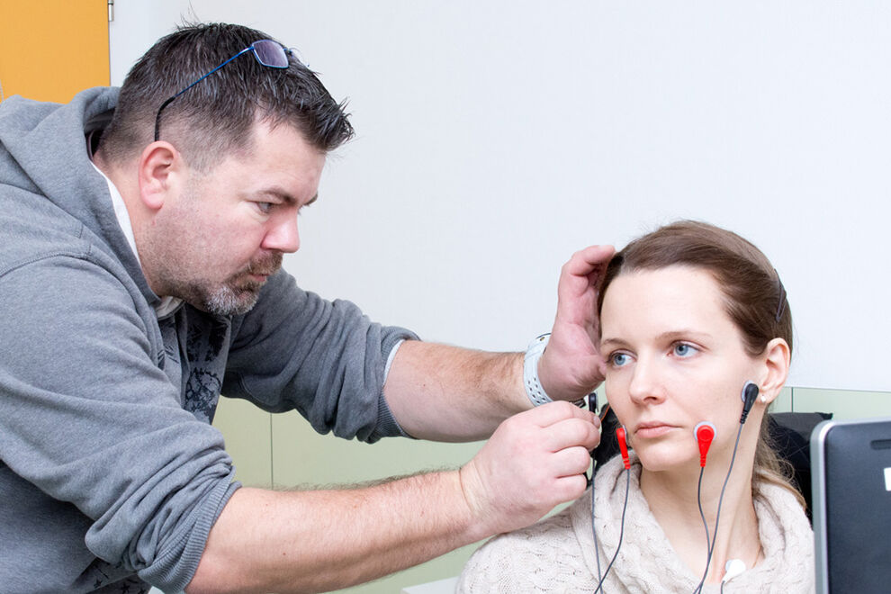 Patientin beim Anlegen von Elektroden