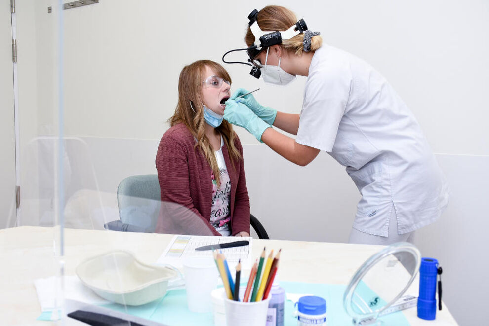 Eine Fallkontrollstudie des Universitätsklinikum Jena zeigte, dass die Mundgesundheit von Patientinnen und Patienten mit Fazialisparese im Vergleich zu Gesunden vermindert ist. Foto: Astrid Wetzel/UKJ