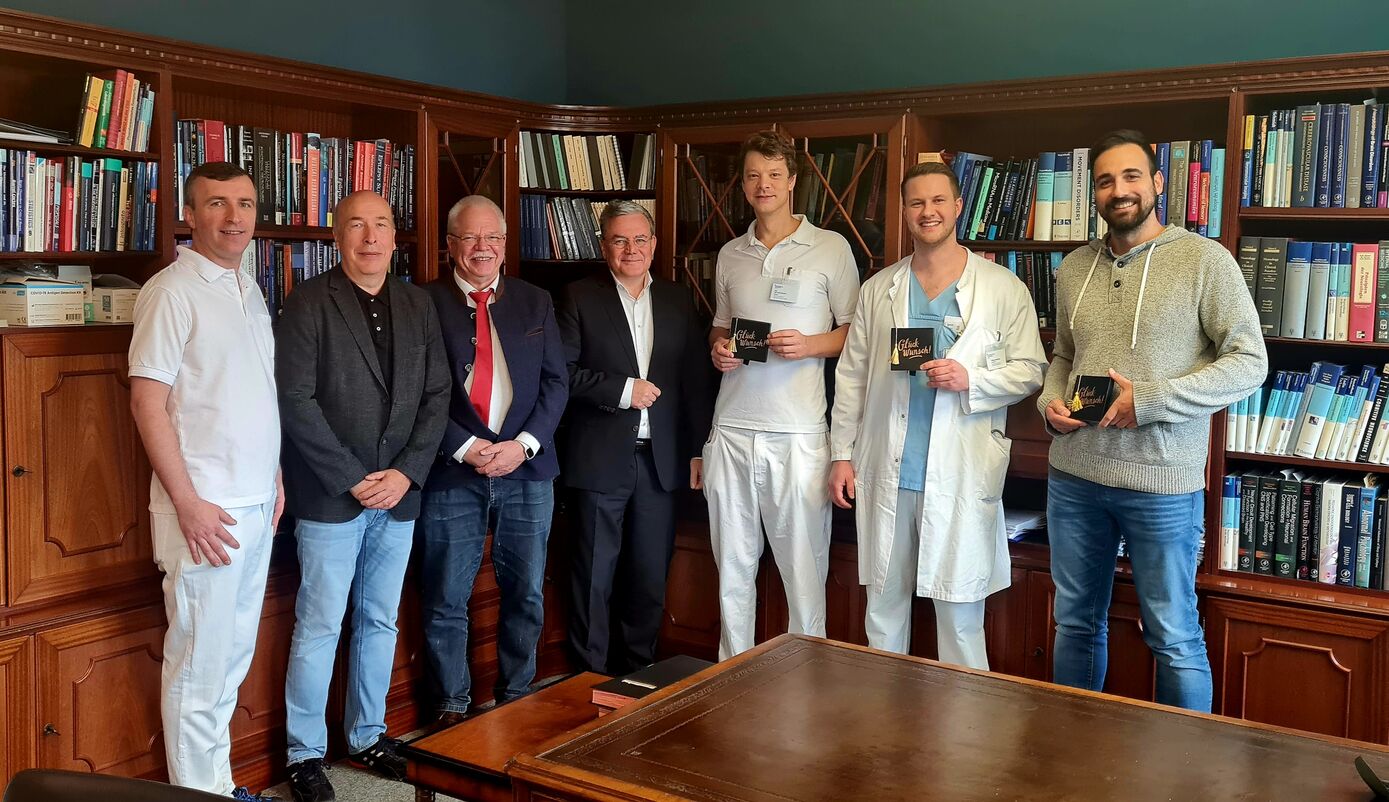 Andreas Iffland, Mitarbeiter Apotheke, Prof. Dr. Michael Hartmann, Leiter der Apotheke, Prof. Dr. Otto W. Witte, Medizinischer Vorstand, PD Dr. Dr. Michael Kiehntopf, Vorstandsvorsitzender Förderverein des UKJ und Direktor IKCL, Dr. Ulf Schnetzke, Oberarzt KIM II, Philipp Mückley, Assistenzarzt Unfallchirurgie und André Günther, Pflegeleitung (v.l.) bei der Preisübergabe, Foto: Manuela Loth