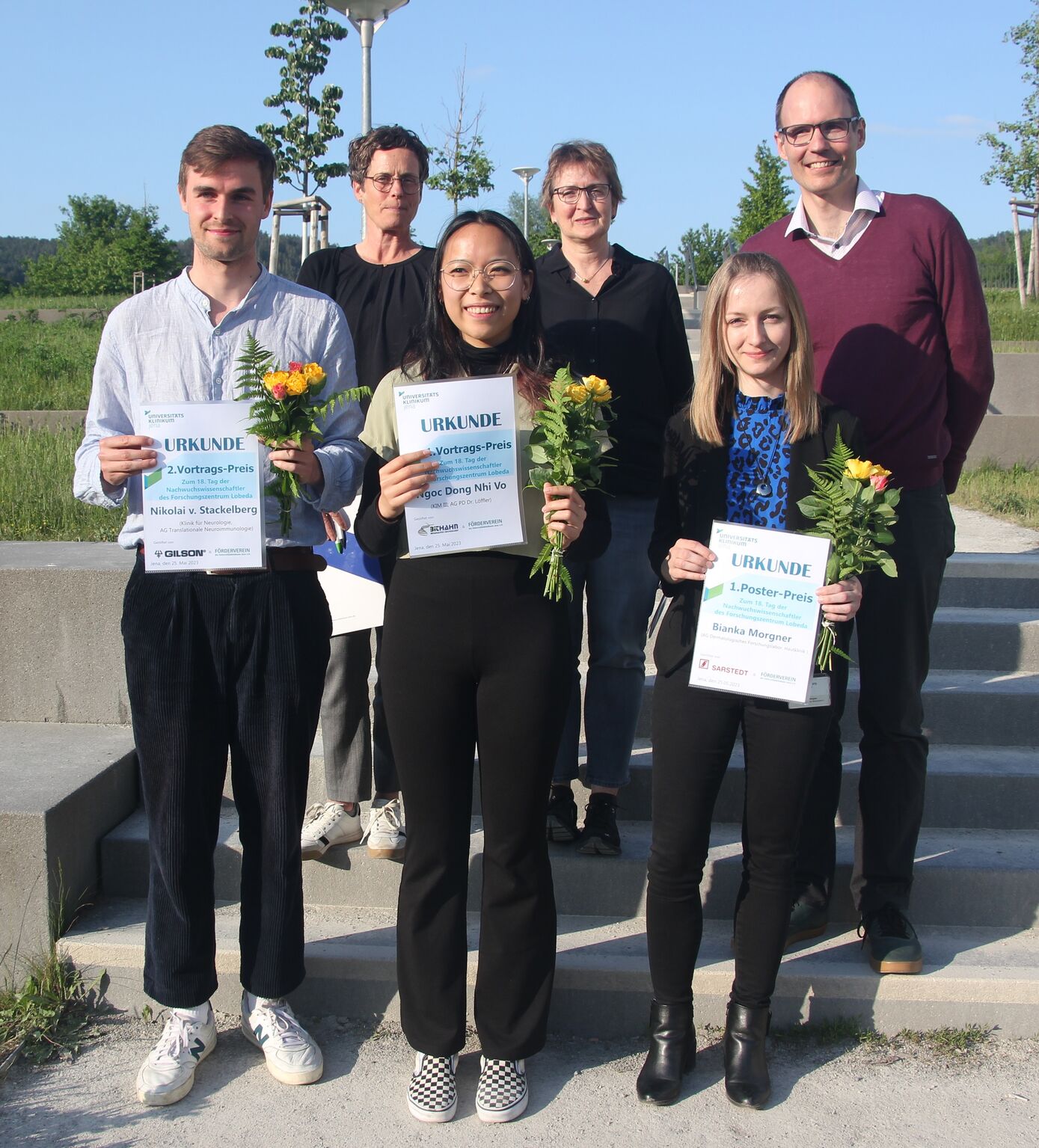 v.l.: vorne die Preisträger Nikolai von Stackelberg, Ngoc Dong Nhi Vo und Bianka Morgner, hinten die Jury Prof. Dr. Britt Wildemann, Prof. Dr. Tanja Groten und Prof. Dr. Christoph Schmidt-Hieber. Foto: UKJ