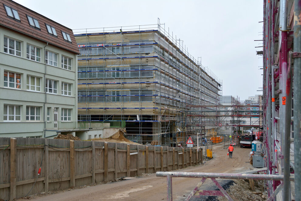 
The house F2 fits into the row of further F-buildings (F1-F5) on the hospital ground