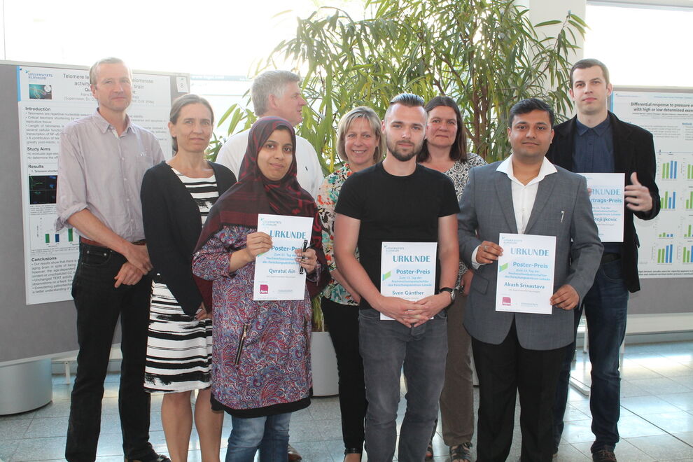 v.l.n.r.:  PD. Dr. Jörg Müller, Prof. Dr. Eva Neuhaus, Quratul Ain/ AG Experimentelle Neurologie (Posterpreis), Prof. Dr. Andreas Hochhaus/ Prodekan Forschung, Dr. Katrin Hoffmann, Sven Günther/ AG IKCL (Posterpreis), Dr. Susanna Gräfe, Akash Srivastava/ AG Experimentelle Neurologie (Posterpreis), Milan Stojiljkovic/ AG Experimentelle Neurologie (2. Vortragspreis)