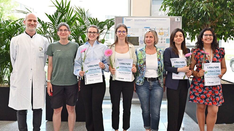 Die Preisträger und die Jury des 19. Nachwuchswissenschaftlertages 2024. Prof. Dr. Alexander Zipprich, Prof. Dr. Indra Schröder, Luisa Mizko, Therese Wolfrum, Dr. Katrin Hoffmann, Miljana Nenkov und Paulina Fuentes-Zacarias (v.l.n.r.). Foto: Szabo/UKJ