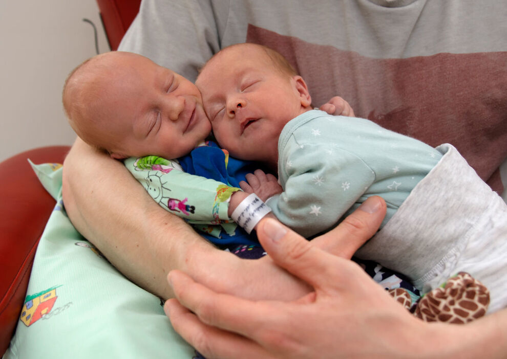 So süß: Gleich 6 Zwillingspärchen liegen derzeit auf der Neonatologie. Foto: UKJ/Inka Rodigast