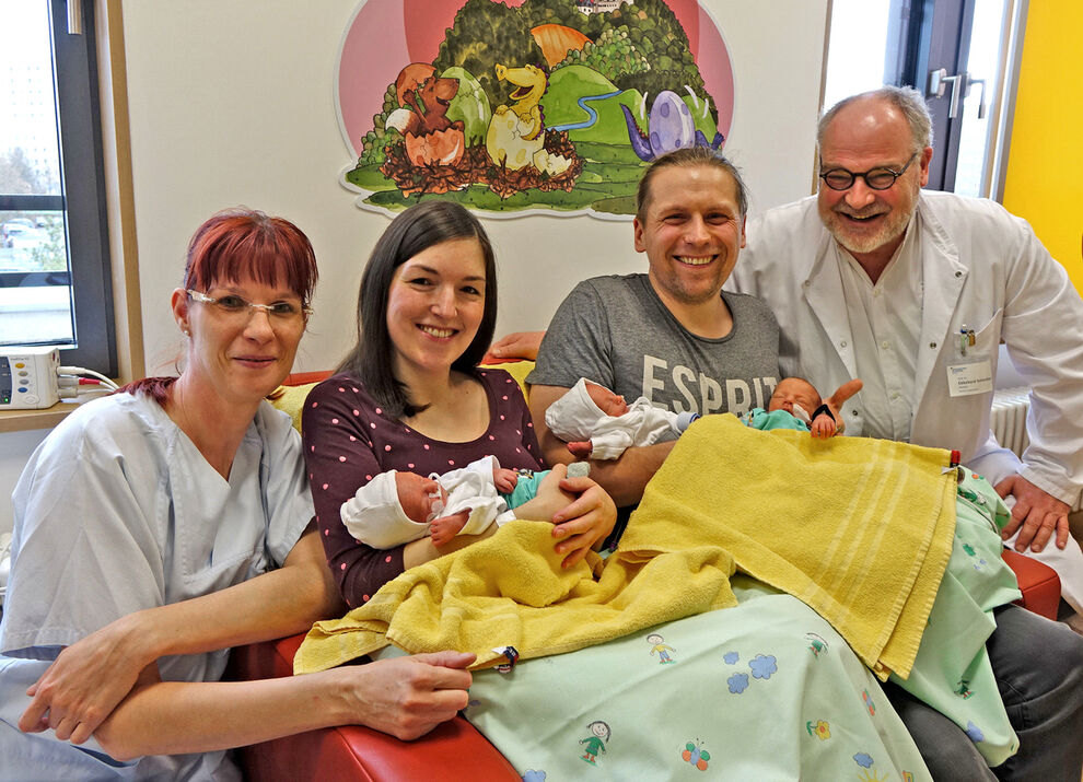 Die Eltern Sarah und Christian H. mit Anton, Ole und Emil sowie der Stationsleiterin der Neonatologie, Sabine Schwabe, und Prof. Ekkehard Schleußner, Direktor der Klinik für Geburtsmedizin am UKJ. Foto: UKJ/Schleenvoigt 