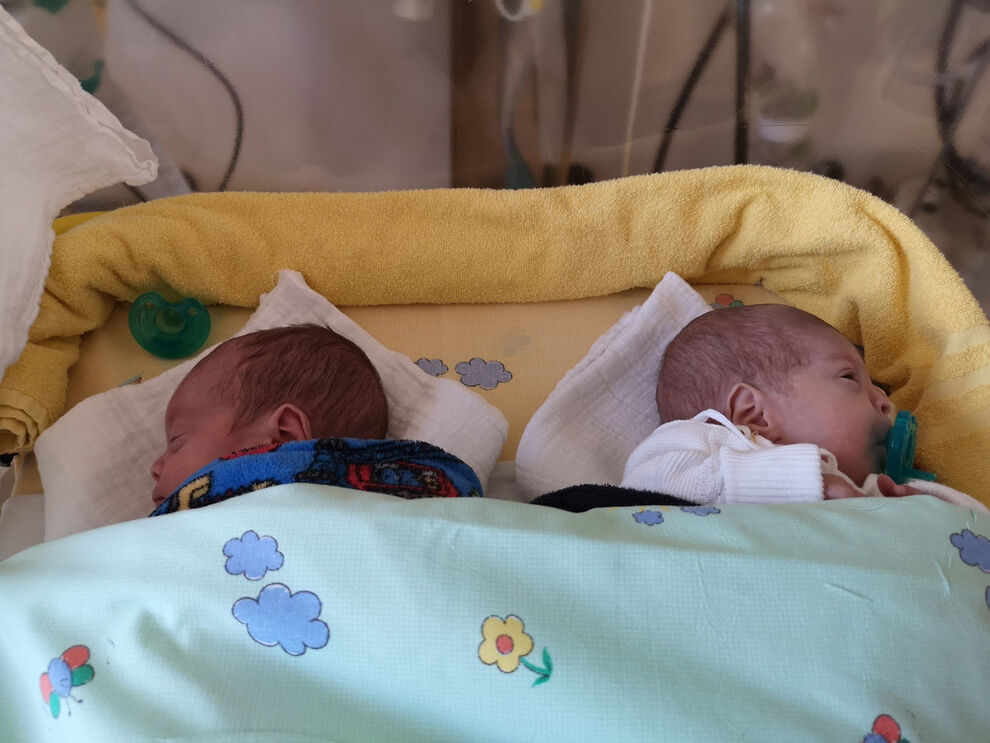 Glücklicher Tag für die Familie: Die Zwillinge Benjamin und Eric dürfen nach 13 Wochen in der Neonatologie am UKJ nach Hause. Foto: UKJ