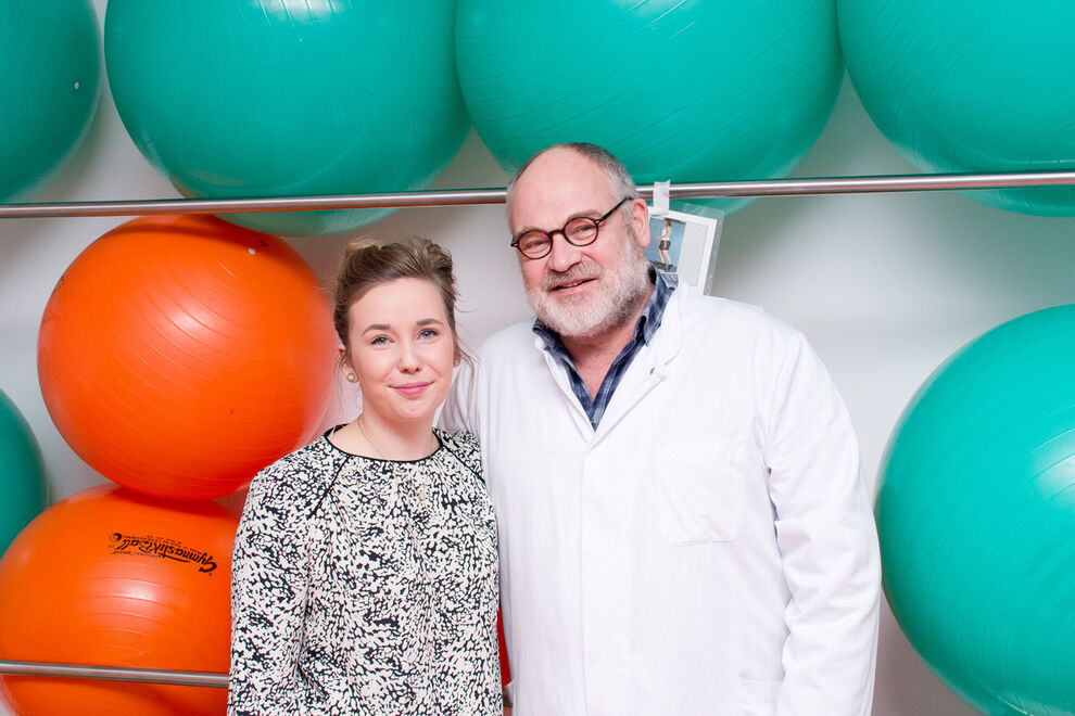 Ab Februar bietet Hebamme Sarah Wandrei gemeinsam mit ihren Kolleginnen und Prof. Dr. Ekkehard Schleußner, Direktor der UKJ-Geburtsmedizin, wieder Kurse zur Geburtsvorbereitung am Jenaer Uniklinikum an. Foto: UKJ/Ebert