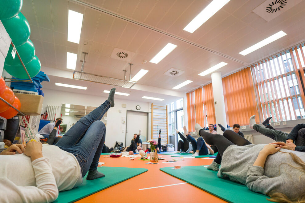 Egal ob auf Deutsch oder Englisch: Bei den Geburtsvorbereitungskursen erfahren werdende Eltern alles Wichtige rund um Schwangerschaft, Geburt und Wochenbett. Foto: Schroll/UKJ