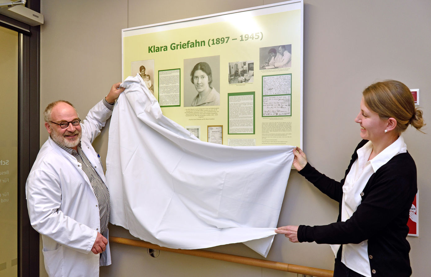 Prof. Ekkehard Schleußner, Direktor der Klinik für Geburtsmedizin, enthüllte heute gemeinsam mit Klara Griefahns Urenkelin Maria Löschau die Erinnerungstafel an der Wochenstation. Foto: UKJ/Szabó