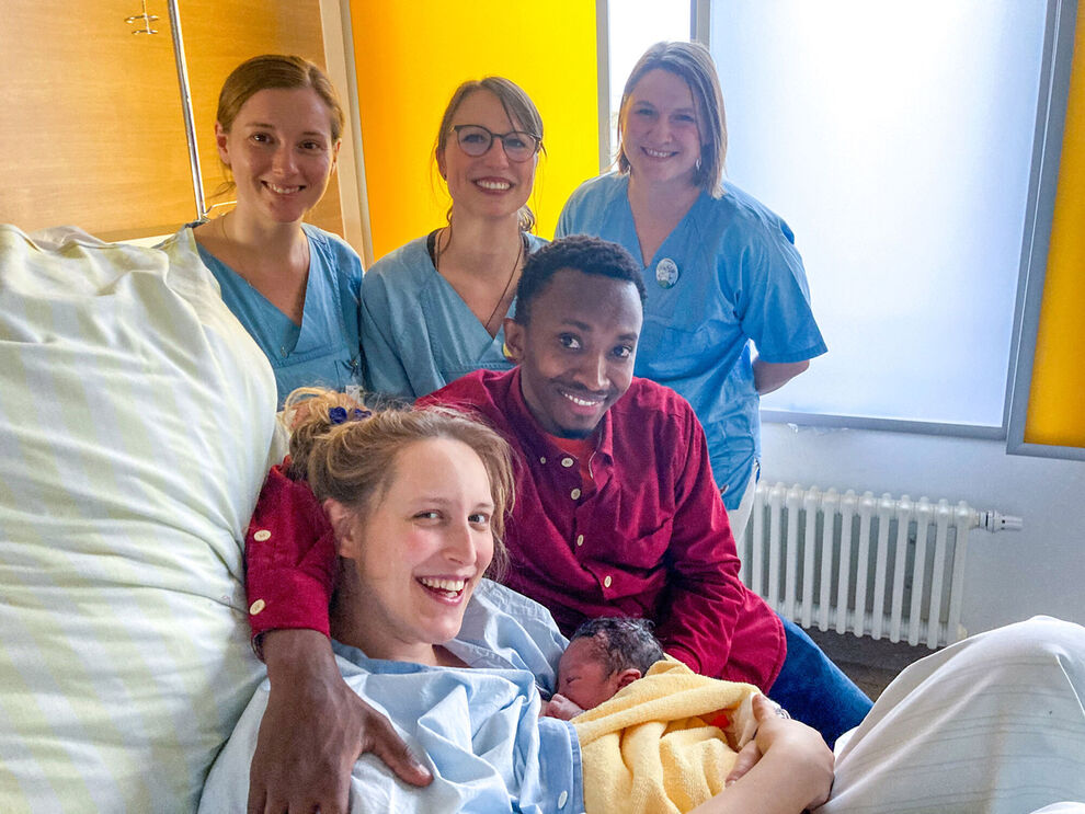 Besonderer Start ins neue Jahr: Baby Arvid mit seinen Eltern Sophia und Samuel. Foto UKJ