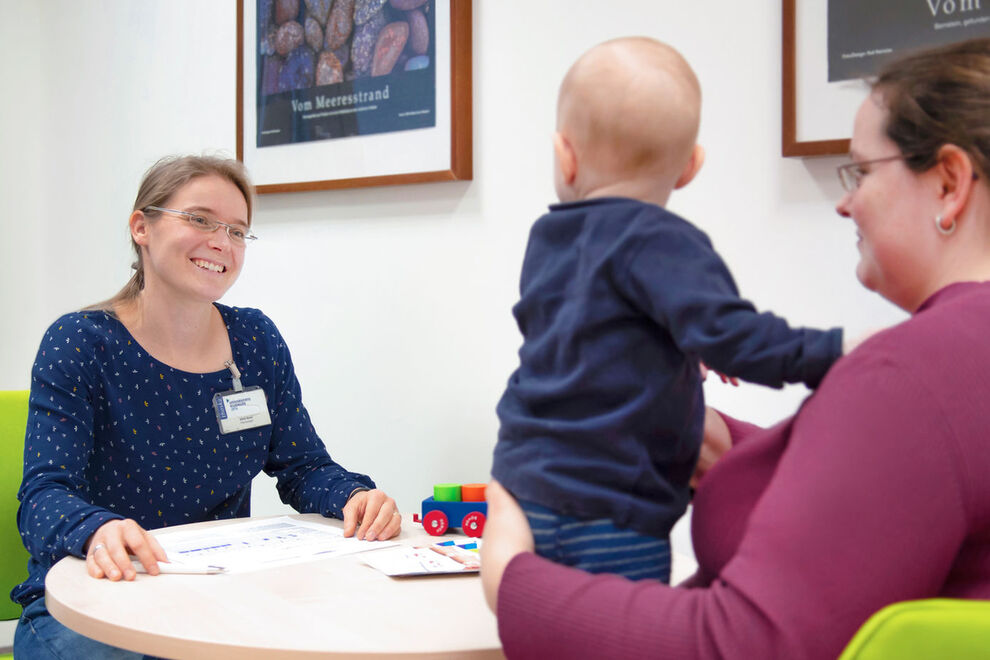 In der Schreiambulanz bei Psychotherapeutin Dörte Mund geht es um die Beziehung von Eltern und Kind. Foto: UKJ/Rodigast