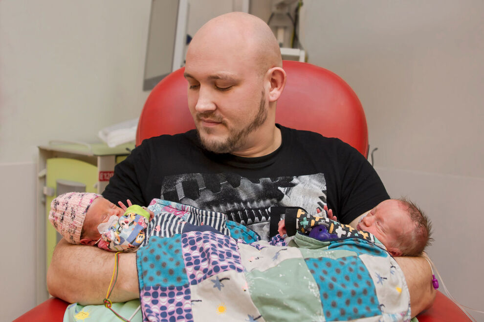 Aaron und Elina mit Papa Marcel. Foto: UKJ/Inka Rodigast