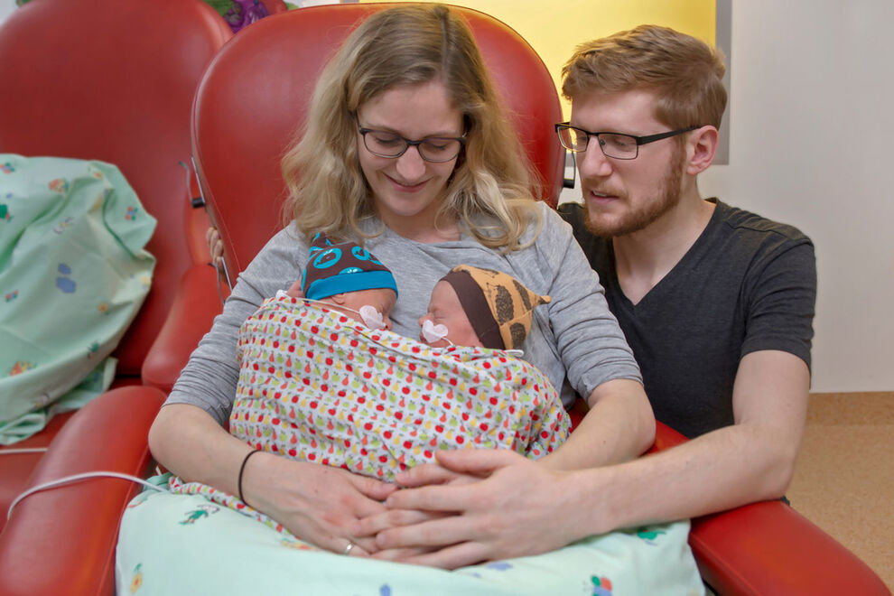 Leon und Elias mit Mama Maria und Papa Holger. Foto: UKJ/Inka Rodigast