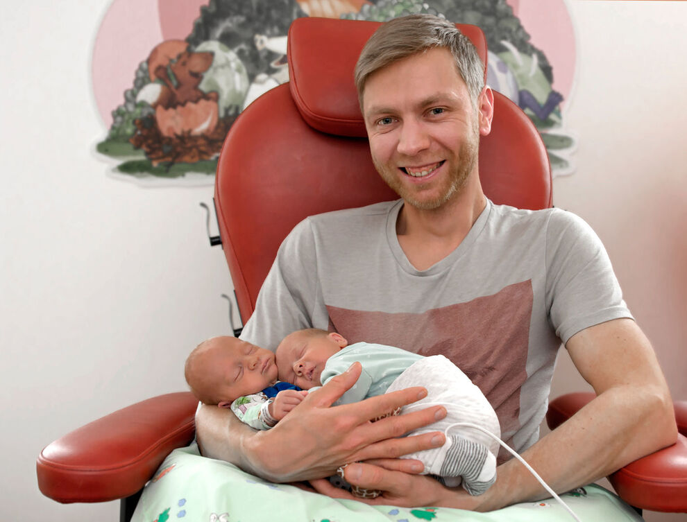 Matilda und Ellena mit Papa Manuel. Foto: UKJ/Inka Rodigast