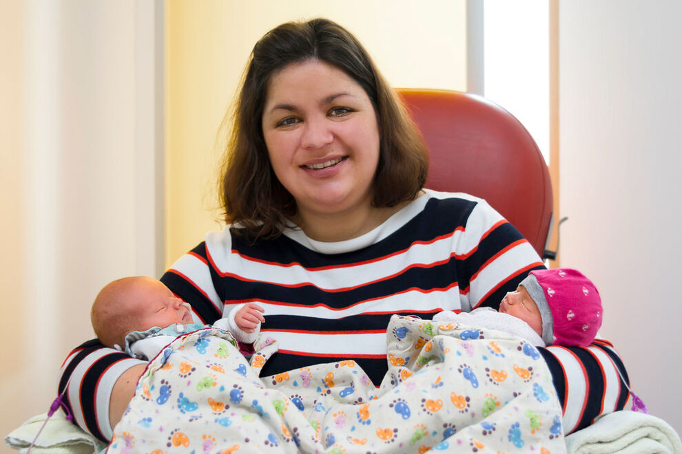 Oskar und Lina mit Mama Konstanze. Foto: UKJ/Inka Rodigast