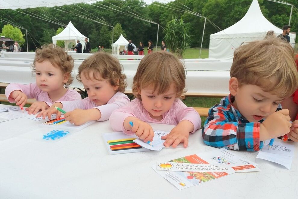 Olivia, Amelia, Xhesika und Frederic erblickten 2015 am UKJ das Licht der Welt und waren die ersten Vierlinge in Thüringen seit zwölf Jahren. Das gesamte Team des Perinatalzentrums, das sich vor, während und nach der Geburt um Mutter und Kinder gekümmert hatte, gratuliert der Familie zum dritten Geburtstag der Kinder. Foto: privat